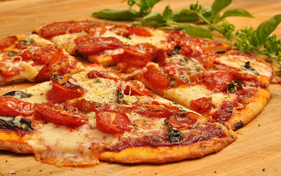 Zdjęcie pizzy z pomidorami